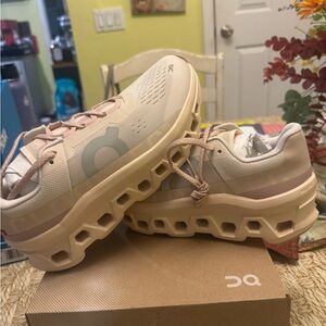 ON CLOUD CLOUDMONSTERS SZ 9 woman New in box